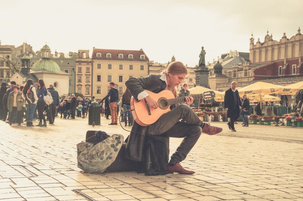 Mann spielt Gitarre in Polen Nach Polen reisen Unser Ratgeber