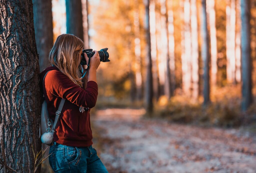 Frau macht Fotos im Wald Fotografie-Ausstattung für Beginner Nützliche Essentials