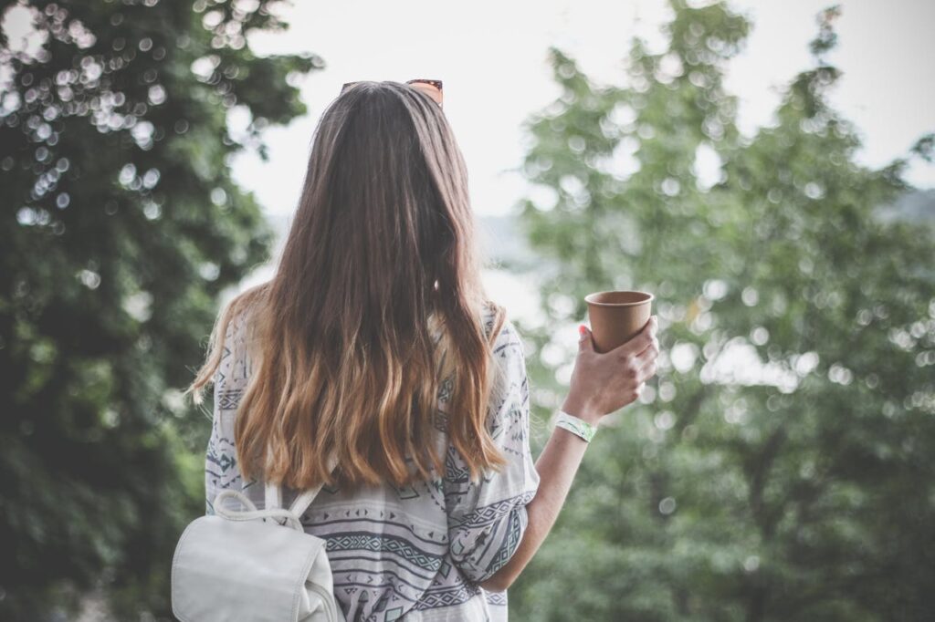junge Frau unterwegs Getränk Kaffee Welcher Kaffee ist in Amerika besonders beliebt